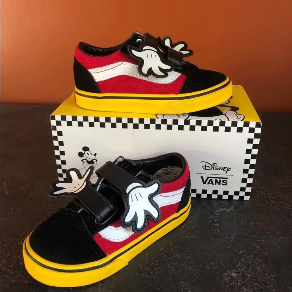 New Disney Mickey Mouse Hugs Toddler Vans size 7.5